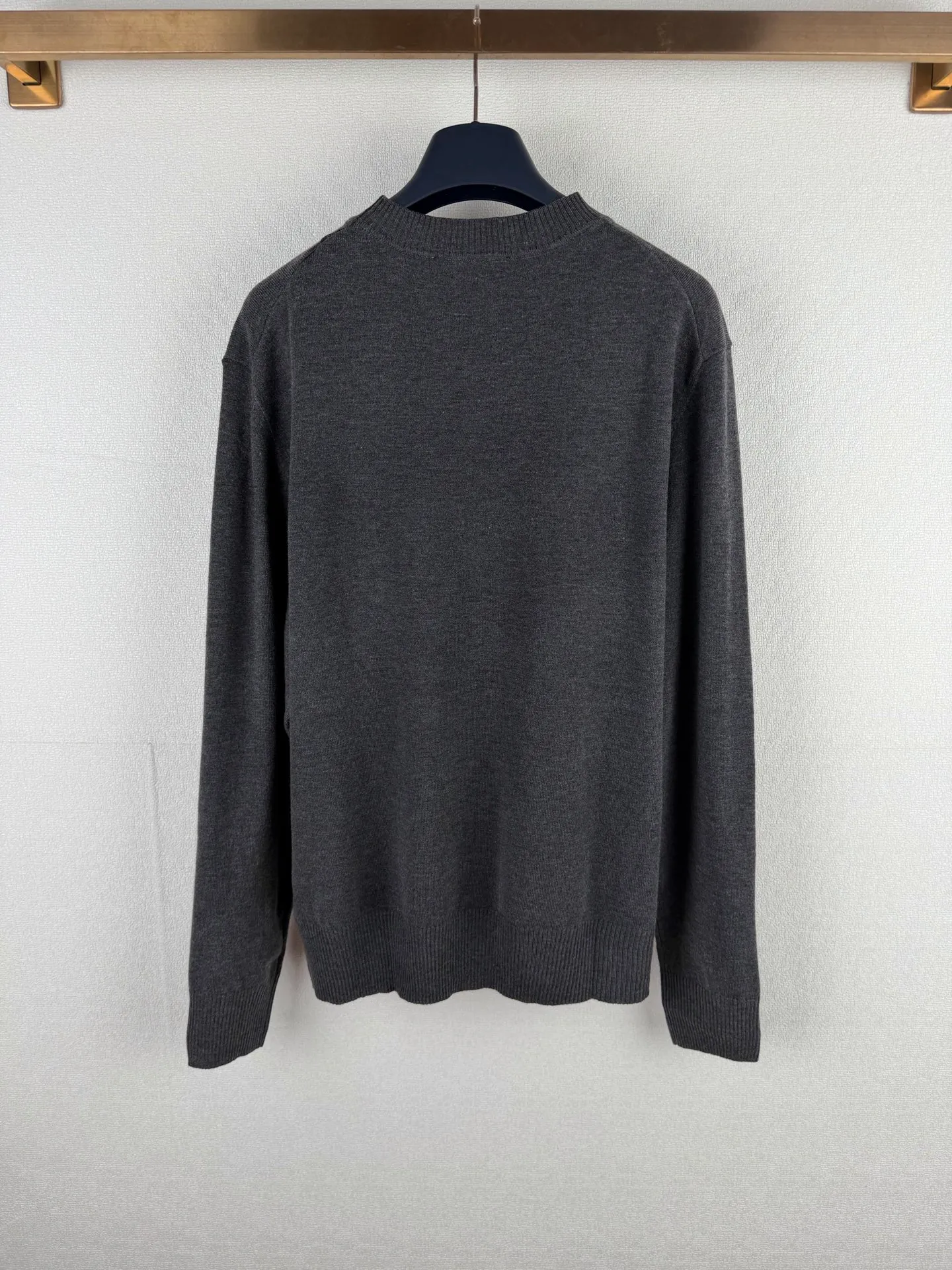 Ami Paris 26FW round neck wool ADC embroidered knitted sweater. Purchased and developed in Authentic 2030. Elegant wool double-ply blended. Uses Japanese imported (Shima Seiki) 12-knitting machine. Imported embroidery. Wool enzyme washing. Customized 1:1 trademark. Fitted version. Size: S M L